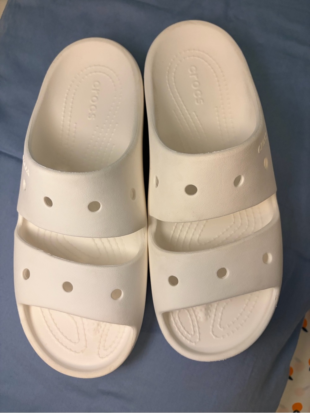 CROCS White Classic V2- unisex: Women’s 8/ Men’s 6